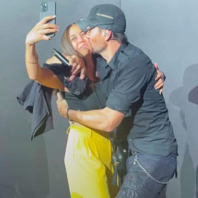 El efusivo beso en la boca de Enrique Iglesias con una fan ¡que ha dejado al cantante sin palabras!