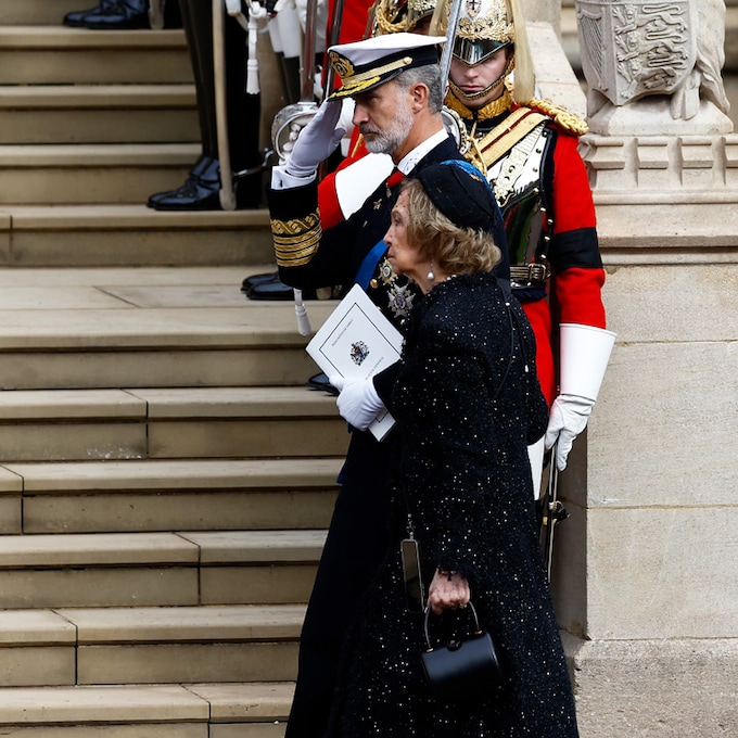 El rey Felipe y doña Sofía, juntos en la despedida de Isabel II en Windsor ante la ausencia de la reina Letizia y don Juan Carlos