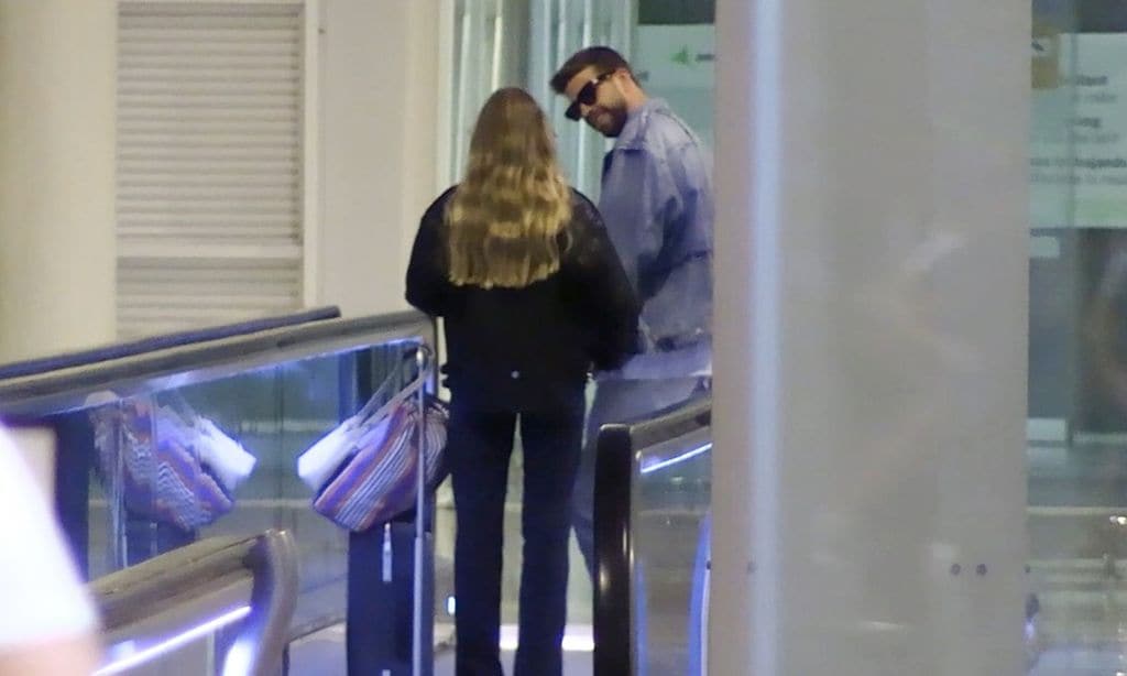 Las imágenes de Piqué, muy pendiente de su novia Clara Chía tras revolucionar el aeropuerto