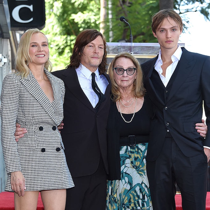 El inusual posado de Norman Reedus con su prometida Diane Kruger, su madre y el hijo que tuvo con Helena Christensen