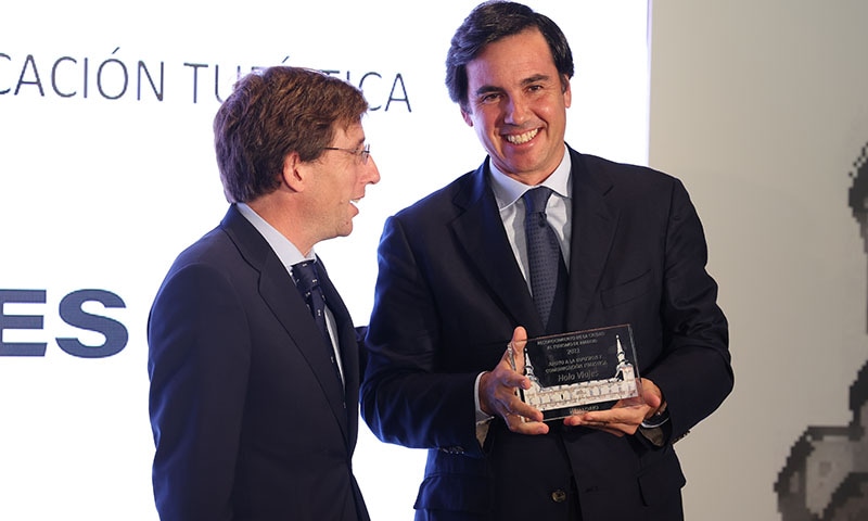 Eduardo Sánchez Pérez recogiendo el premio de manos de José Luis Martínez Almeida