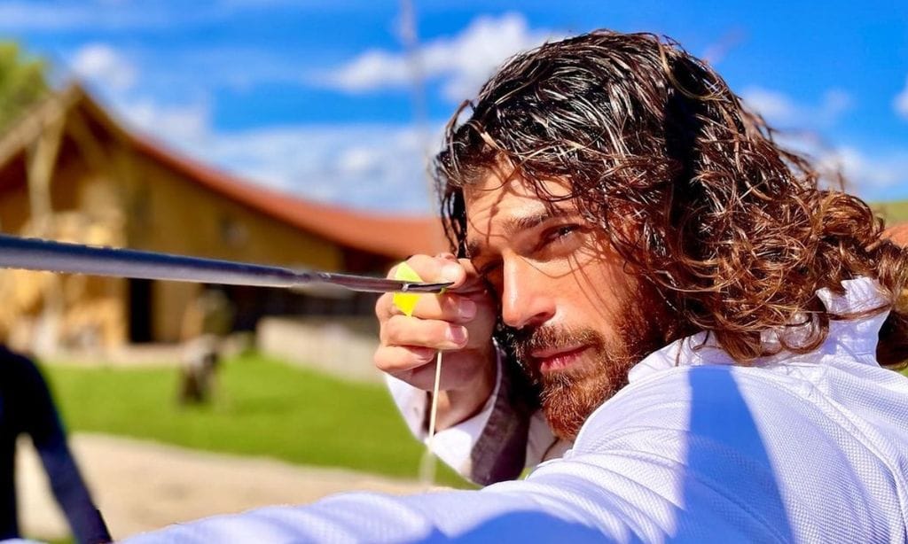 Can Yaman se muda a Hungría para convertirse en un héroe en 'El turco'