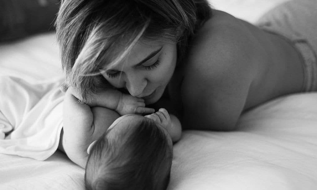 Laura Escanes con su hija Roma recién nacida