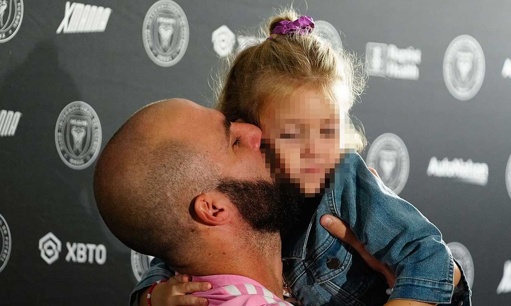 Gonzalo Higuaín y su hija Alma 