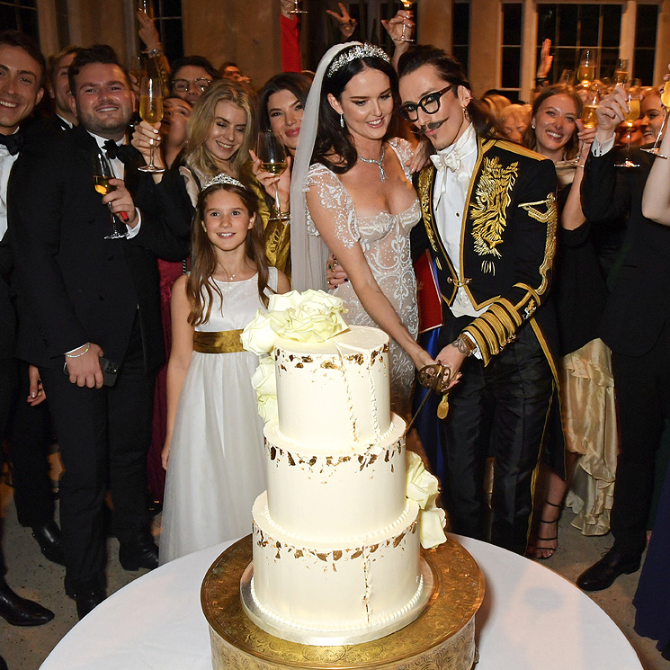 El diseñador Joshua Kane y Lottie Archer se casan en una divertida boda conectada con 'Los Bridgerton'