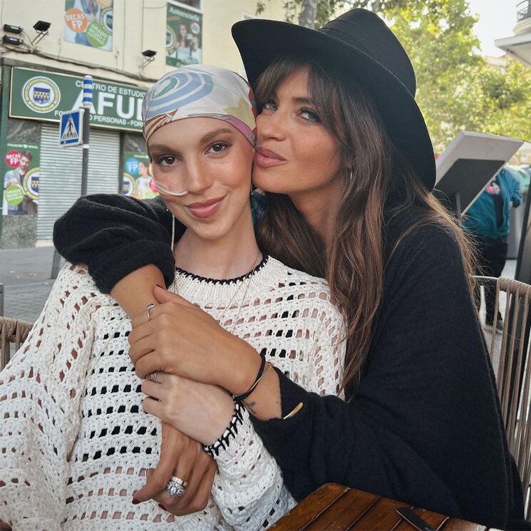 Los 'abrazos sanadores' de Sara Carbonero a su amiga Elena Huelva