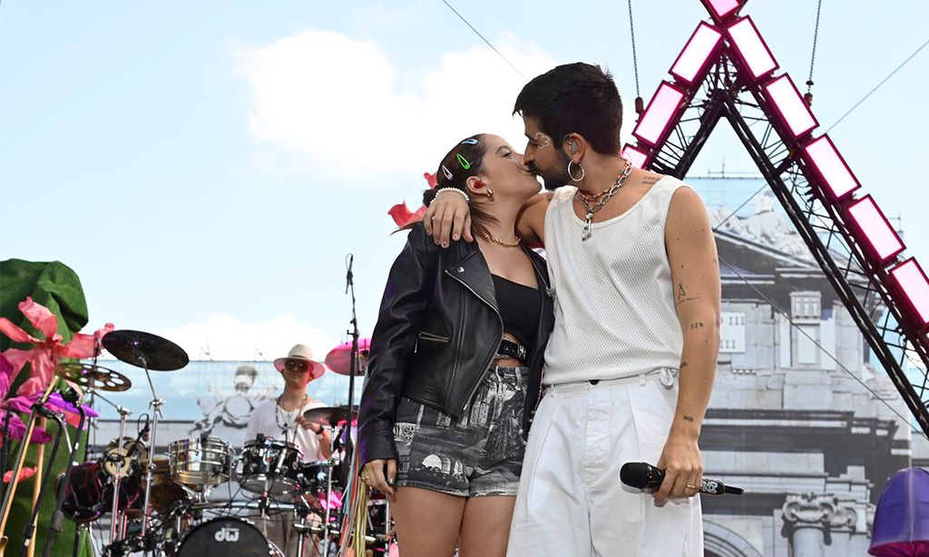 Camilo arrasa en su multitudinario concierto en la Puerta de Alcalá ¡y se come a besos a Evaluna!