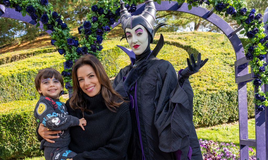 Eva Longoria y su hijo se divierten con ¡Maléfica! en Disneyland París