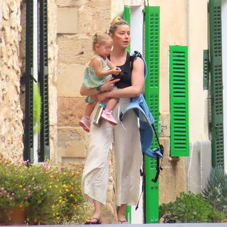 Primeras imágenes de Amber Heard en Mallorca: dedicada a su hija y escondida tras una nueva identidad