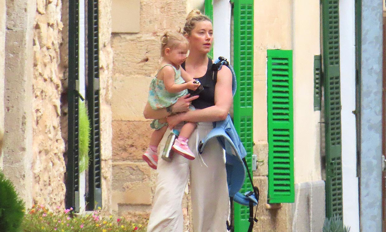 Primeras imágenes de Amber Heard en Mallorca: dedicada a su hija y escondida tras una nueva identidad