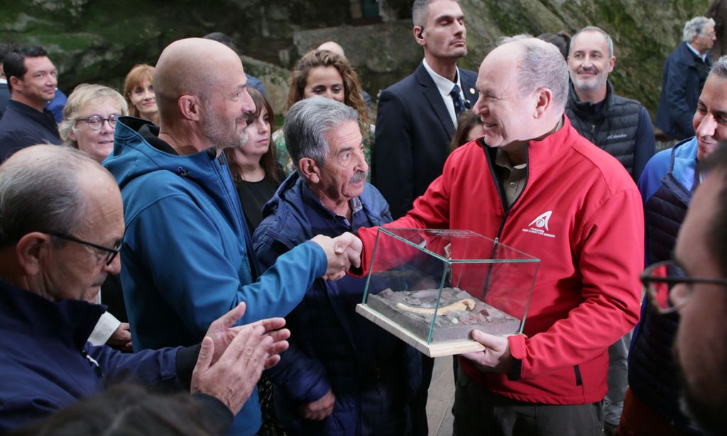 La simpatía de Alberto de Mónaco en su visita arqueológica a Cantabria, ¡con anchoas y guiño al castellano!