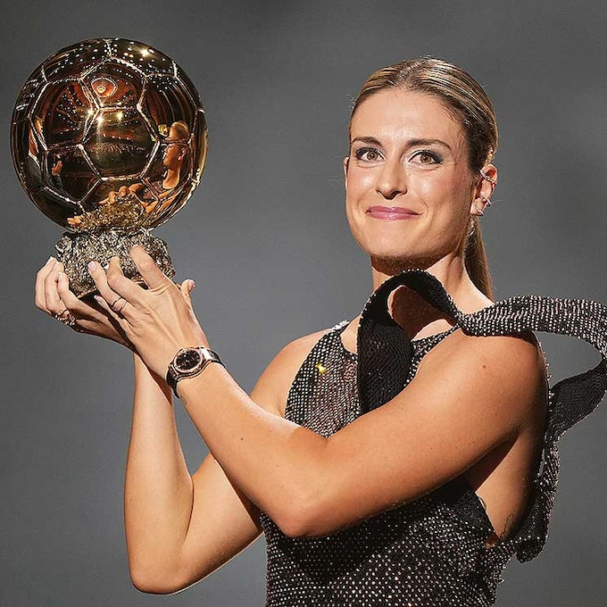 Alexia Putellas logra su segundo  Balón de Oro convertida en una 'sirena dorada'