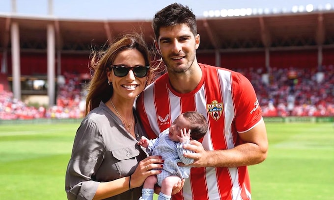 Lucía Villalón y Gonzalo Melero con su bebé en Almería