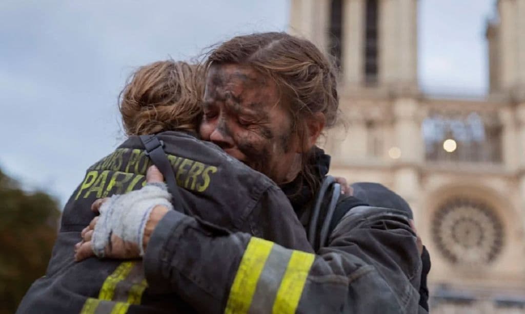 'Notre Dame' nos lleva al día en el que ardió uno de los emblemas de Paris bajo el prisma de 10 protagonistas distintos