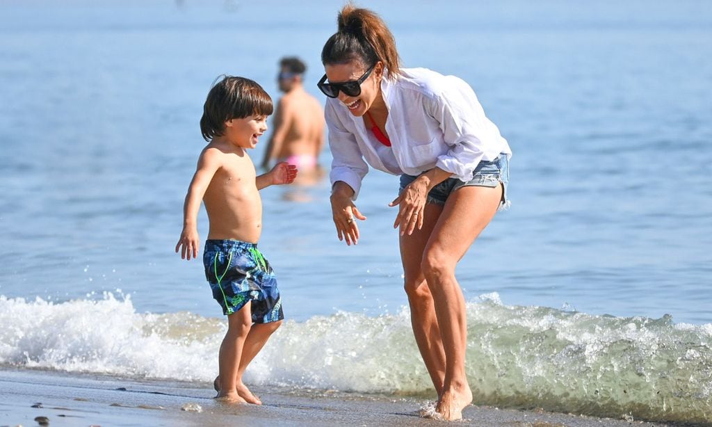 La enorme alegría de Eva Longoria disfrutando de la playa en Marbella con su marido y su hijo