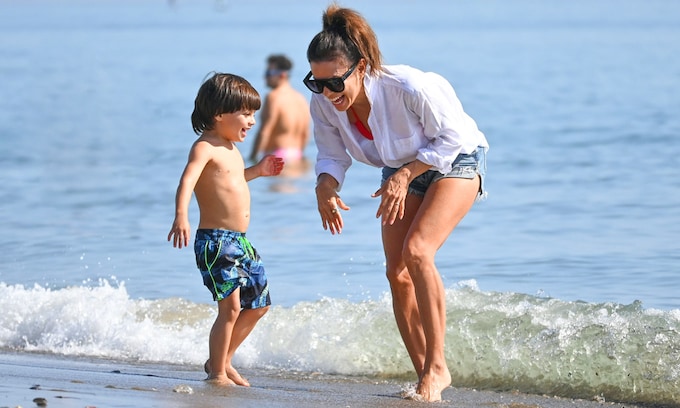 Eva Longoria con su hijo en la playa