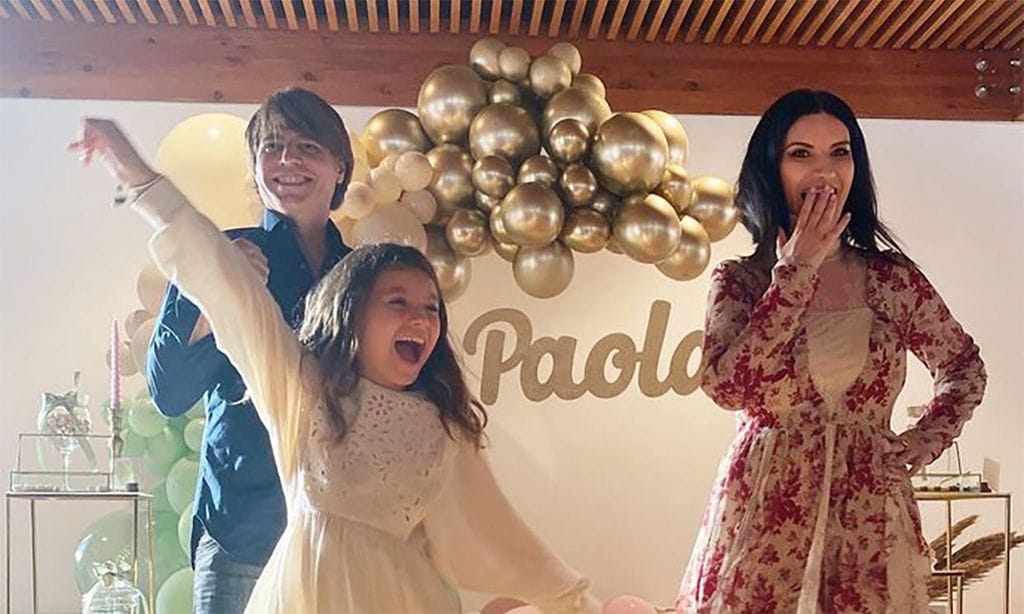 La hija de Laura Pausini celebra la Comunión rodeada del cariño de sus padres y sus hermanos veinteañeros