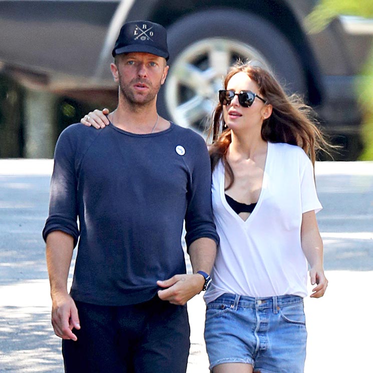 Chris Martin y Dakota Johnson piden una orden de alejamiento contra una acosadora que cree estar casada con el cantante