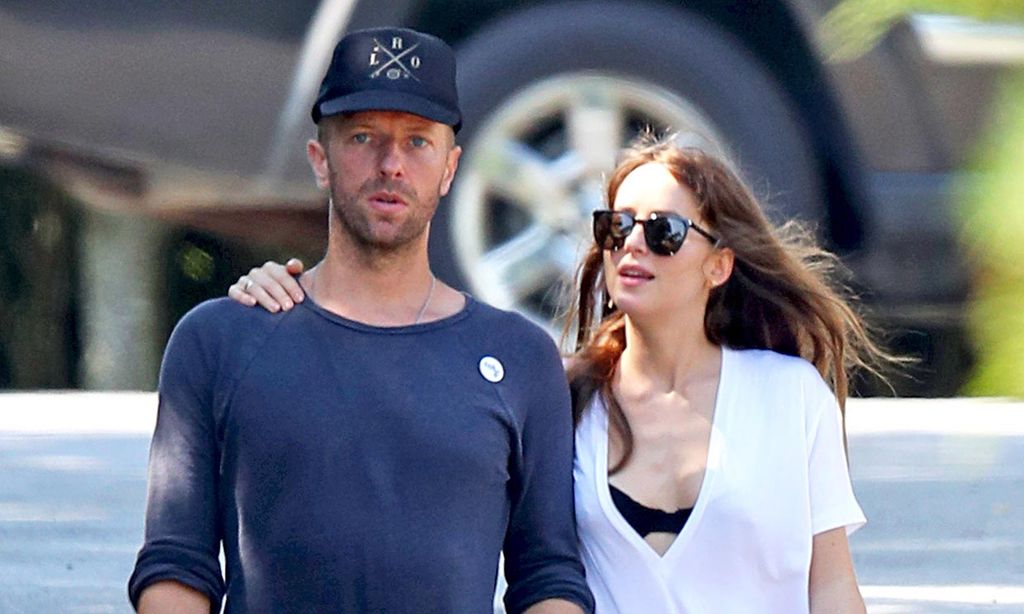 Chris Martin y Dakota Johnson piden una orden de alejamiento contra una acosadora que cree estar casada con el cantante