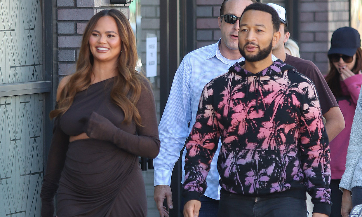 Chrissy Teigen, la viva imagen de la felicidad en la recta final de su embarazo 'milagro'