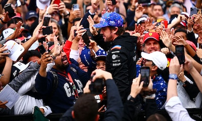 ¡Baño de masas! Fernando Alonso causa furor en el Gran Premio de México