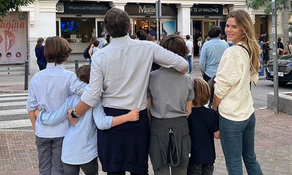 La felicidad máxima de Amelia Bono con Manuel Martos y sus cuatro hijos en un puente de lo más musical