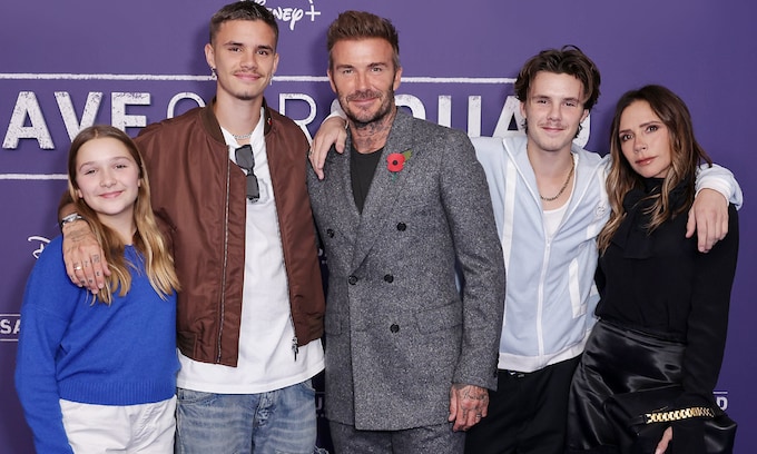 David Beckham, arropado por su mujer y sus tres hijos en el estreno de su documental de Disney