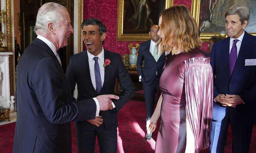 'No sé qué hacer', la simpática reverencia de Stella McCartney saltándose el protocolo ante las risas de Carlos III