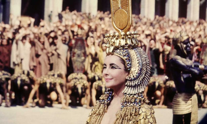 Liz Taylor como Cleopatra