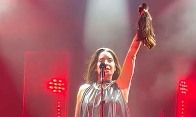 Ruth Lorenzo sorprende a su público cortándose el pelo en pleno concierto como señal de protesta