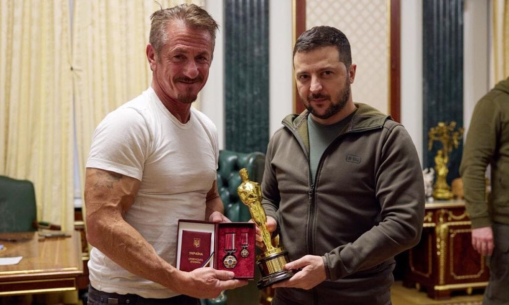 Sean Penn le entrega uno de sus Oscar a Zelenski pero con una condición