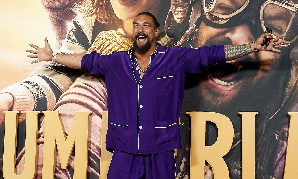 Jason Momoa aparece en la alfombra roja ¡en pijama!... y no es el único que lo ha hecho