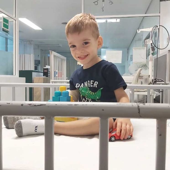 Oliver, el niño de 2 años al que han extirpado un enorme tumor cerebral, recibirá el alta en unos días