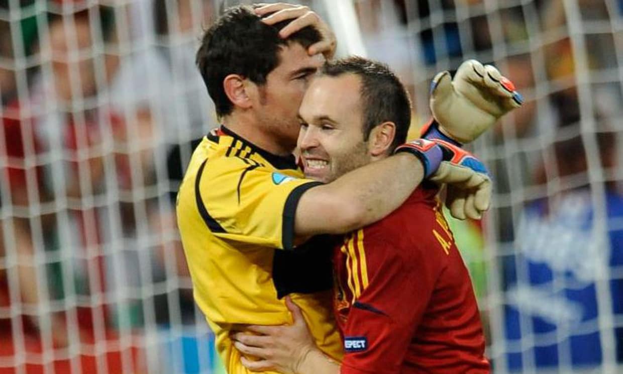 Casillas e Iniesta se abrazan