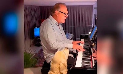 Pedro Piqueras desvela su faceta como artista cantando un clásico de los 70 al piano, ¡sin palabras!