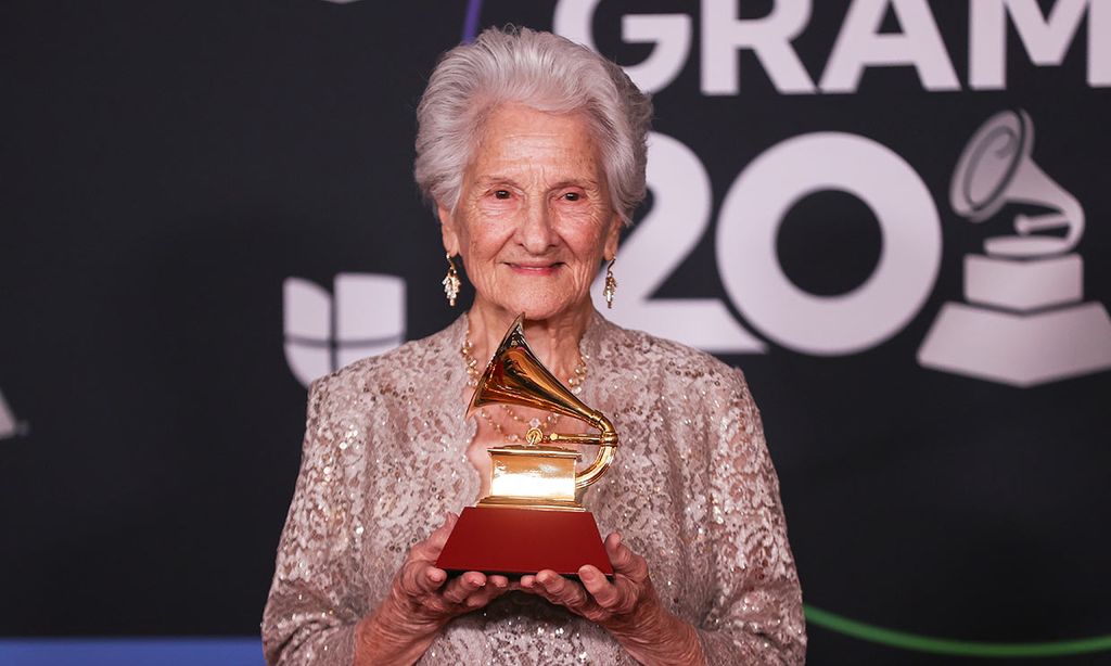 La conmovedora historia de Ángela, la anciana de 95 años que se llevó el Grammy Latino a mejor artista revelación