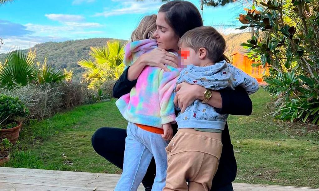 La emotiva despedida de Natalia Sánchez con sus hijos por su viaje de trabajo a Albania