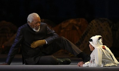El comentado guante de Morgan Freeman en la inauguración del mundial, ¿por qué lo lleva?