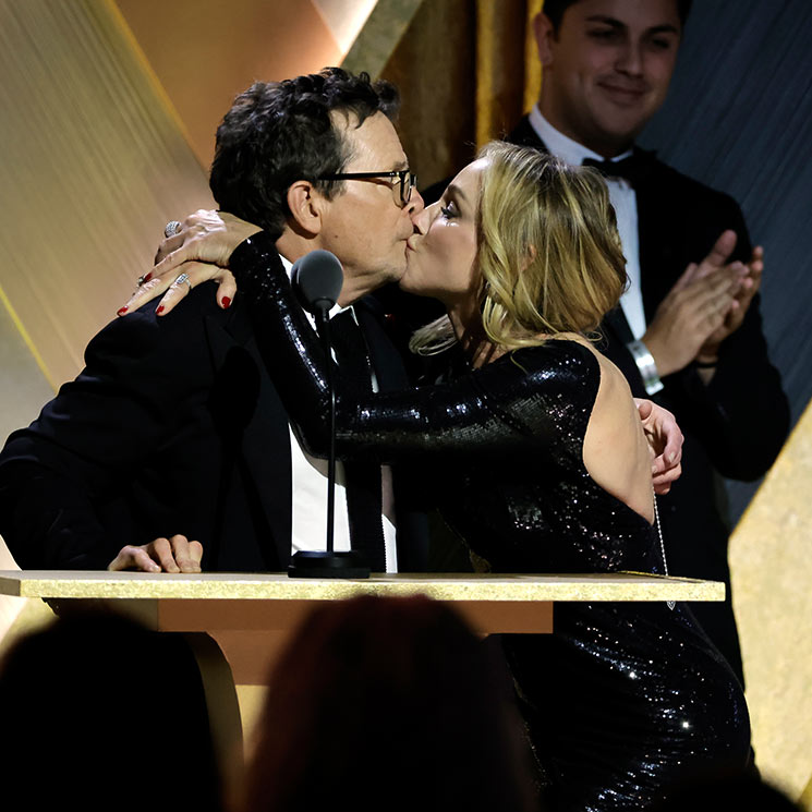 Michael J. Fox, arropado por su familia, emociona y divierte al recibir el Oscar honorífico