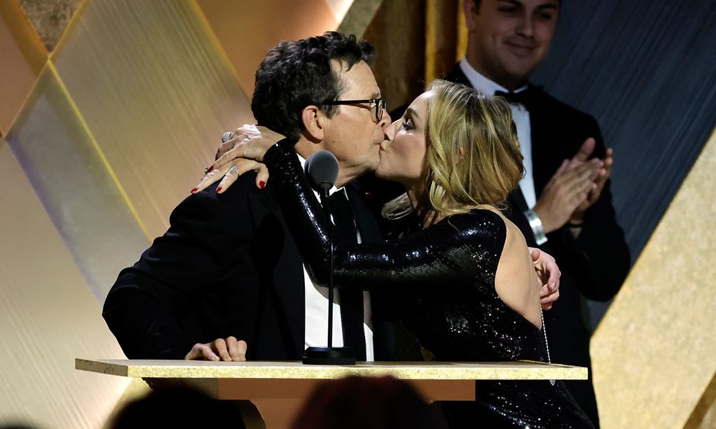 Michael J. Fox, arropado por su familia, emociona y divierte al recibir el Oscar honorífico