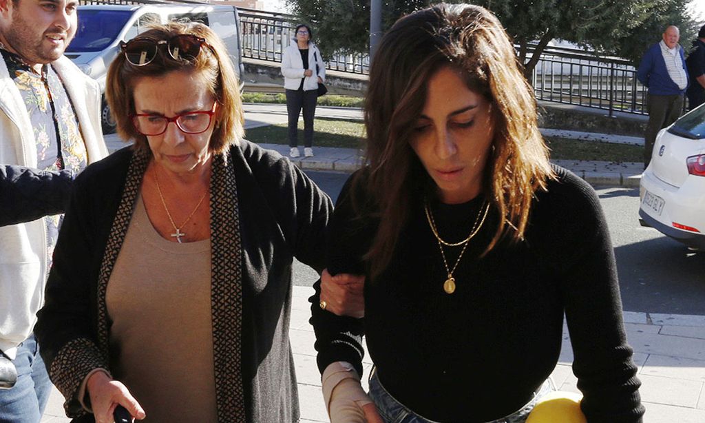 Anabel Pantoja, arropada por su madre y su primo Kiko Rivera, despide a su padre en el tanatario, donde se han vivido momentos de tensión