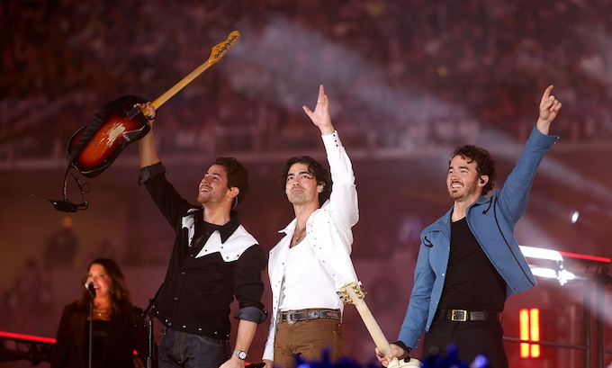 Los Jonas Brothers demuestran que siguen causando furor 17 años después del inicio de su carrera musical