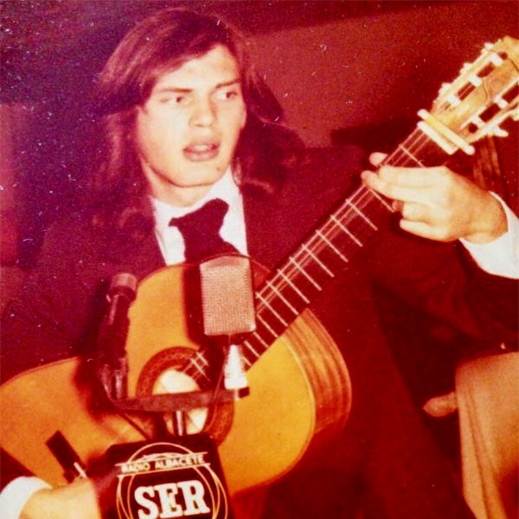 ¿Reconoces a este popular periodista y presentador hace 50 años con el pelo largo y guitarra en mano?