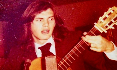 ¿Reconoces a este popular periodista y presentador hace 50 años con el pelo largo y guitarra en mano?