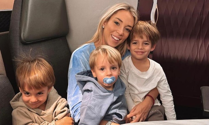 Alice Campello posa junto a sus tres hijos en el avión rumbo a Doha