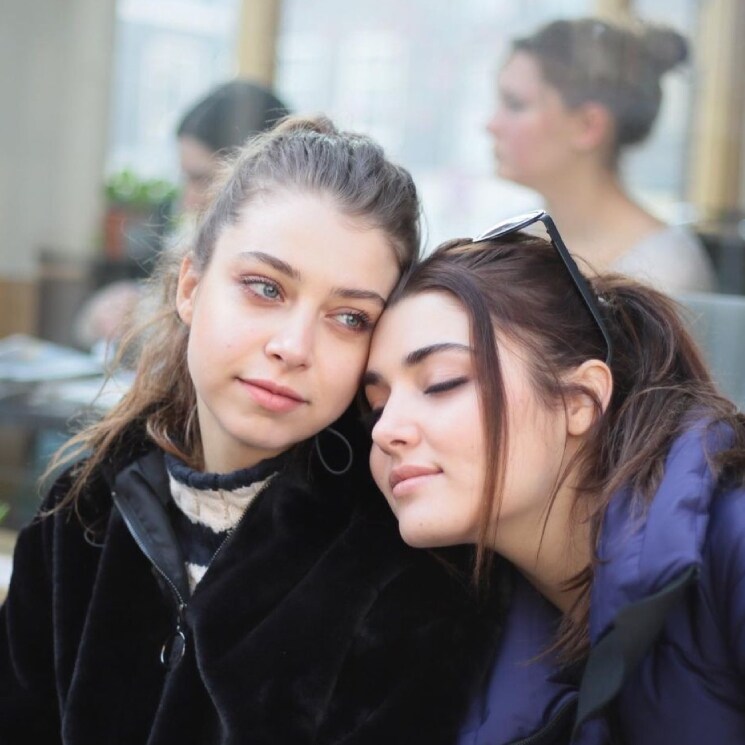 Hande Erçel ('Love is in the air') y su hermana, más unidas que nunca en un momento delicado para la familia
