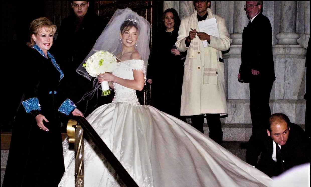 Recordamos la boda de Thalía y su impresionante vestido de novia que tenía ¡una cola de 17 metros! 