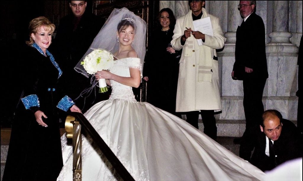 Recordamos la espectacular boda de Thalía y su impresionante vestido de novia que tenía ¡una cola de 17 metros!