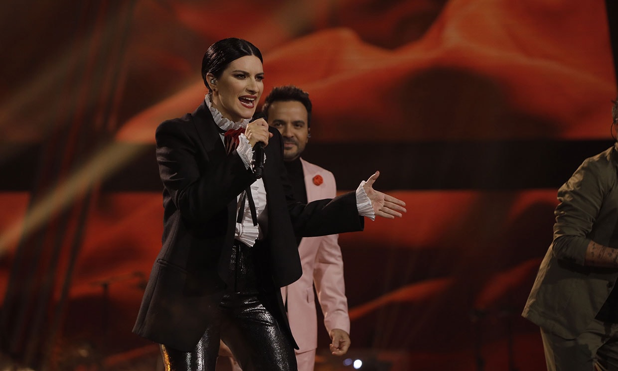 Laura Pausini interpretó junto a sus compañeros su canción 'En cambio no' en una noche muy especial para todos