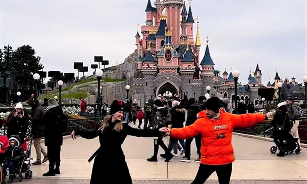 David Bustamante y Yana Olina derrochan amor en una romántica escapada a Disneyland París